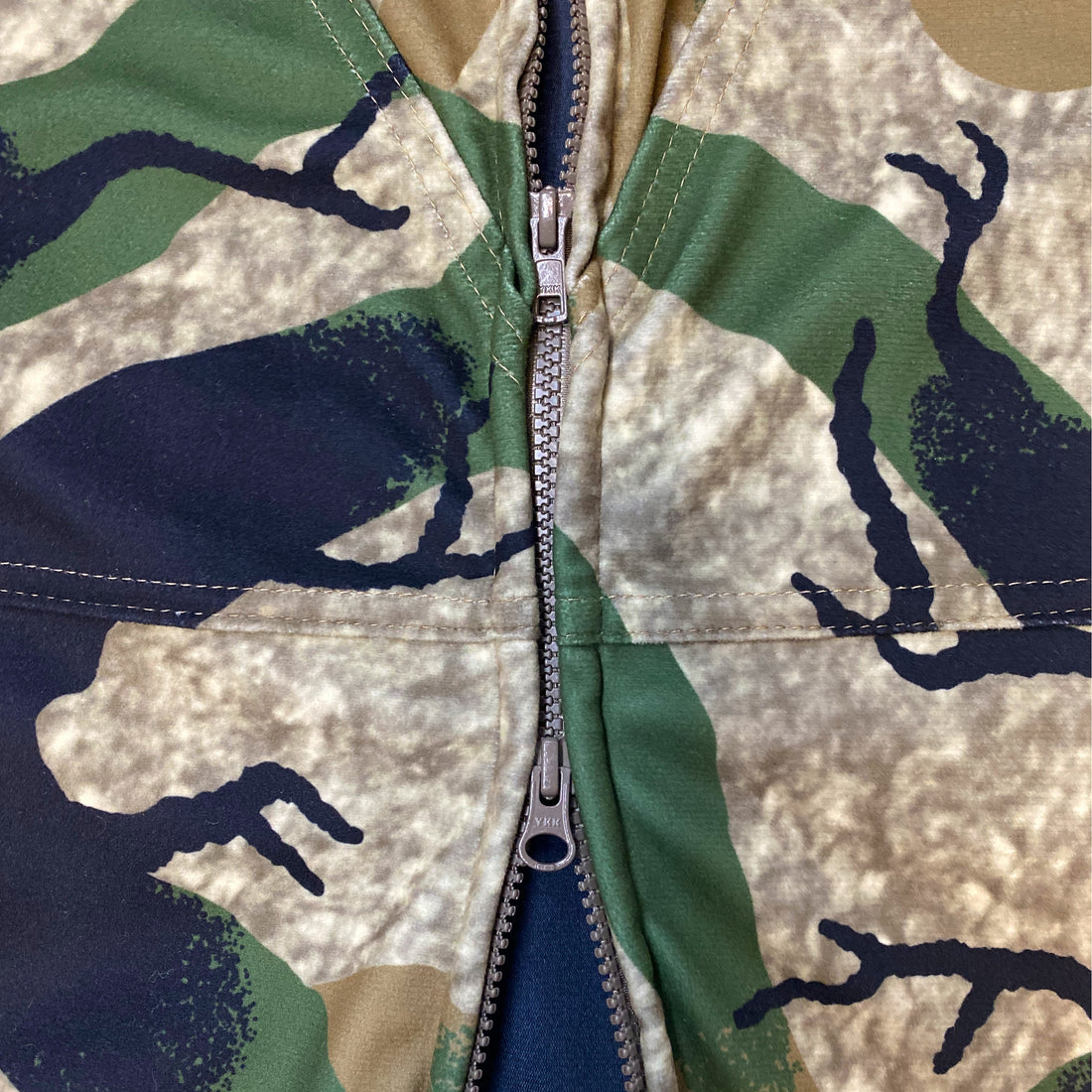 window camo two way zipper detail